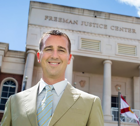 Man in front og Freeman Justice Center